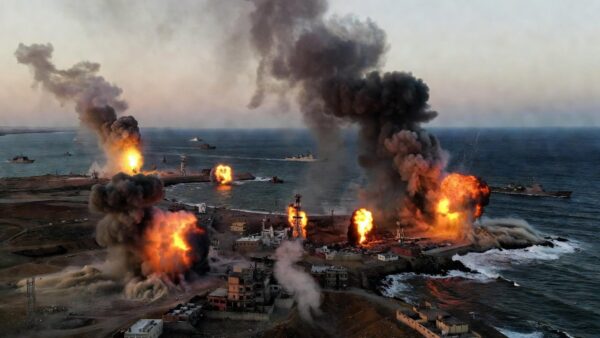 Embarcações no Estreito de Ormuz , vistas de Musandam, Omã, 15 de junho de 2026 — Foto: REUTERS/Stringer