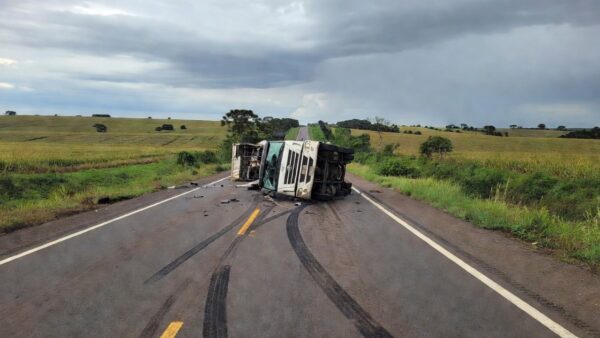 Acidente de caminhão na BR-163 no Paraná, Brasil