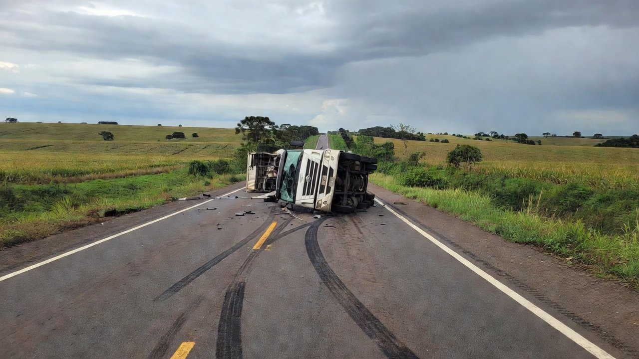 Acidente de caminhão na BR-163 no Paraná, Brasil