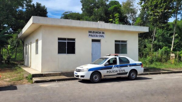 Fachada de delegacia da Polícia Civil em Guajará-Mirim durante investigação