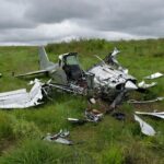 Equipes de resgate trabalham no local da queda de um avião em Tomblaine, no nordeste da França, neste domingo (28). O acidente matou as 11 pessoas que estavam a bordo da aeronave. — Foto: REUTERS/Christian Hartmann