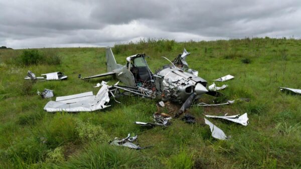 Equipes de resgate trabalham no local da queda de um avião em Tomblaine, no nordeste da França, neste domingo (28). O acidente matou as 11 pessoas que estavam a bordo da aeronave. — Foto: REUTERS/Christian Hartmann