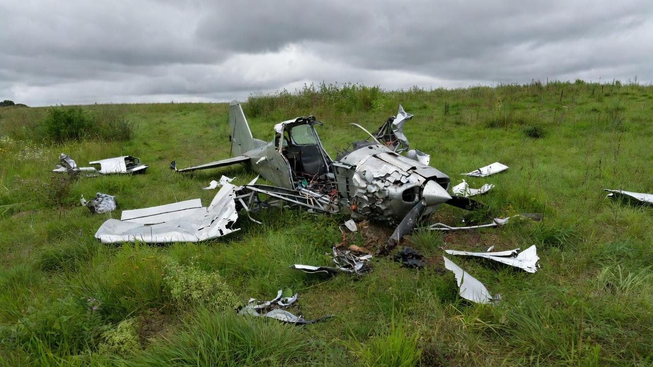 Equipes de resgate trabalham no local da queda de um avião em Tomblaine, no nordeste da França, neste domingo (28). O acidente matou as 11 pessoas que estavam a bordo da aeronave. — Foto: REUTERS/Christian Hartmann