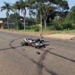 Acidente de moto grave em Vilhena com moto danificada na estrada