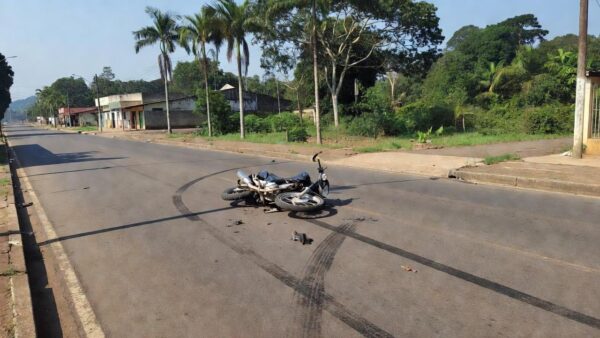 Acidente de moto grave em Vilhena com moto danificada na estrada