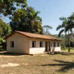 Fachada de CRAS ou CREAS em Rondônia com vegetação amazônica
