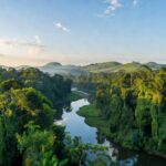 Paisagem amazônica de Rondônia com rio e floresta, destinos de natureza e cultura.
