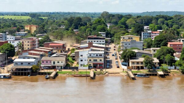 Vista panorâmica de Porto Velho, principal entrada para Rondônia, com Rio Madeira e Amazônia.