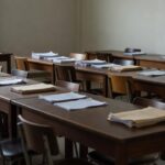 Sala de reuniões com documentos sobre direitos de servidores públicos transpostos em Rondônia