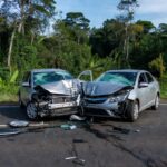 Carros colididos em acidente fatal na BR-429 em São Miguel do Guaporé