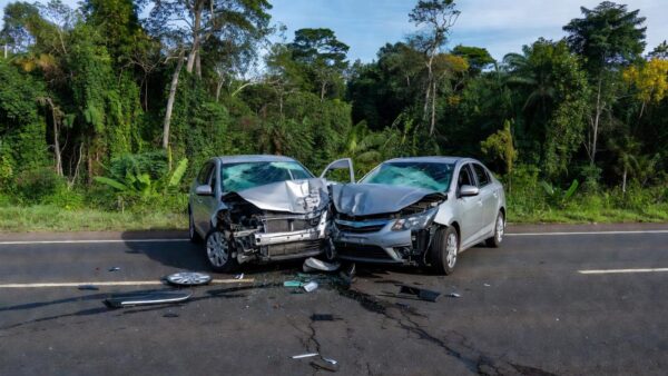 Carros colididos em acidente fatal na BR-429 em São Miguel do Guaporé
