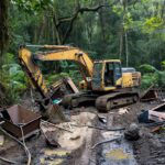 Escavadeira destruída em operação contra garimpo ilegal na Terra Indígena Sete de Setembro