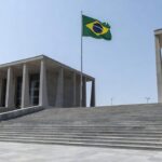 Fachada de fórum de justiça no Brasil simbolizando condenação de assassinos