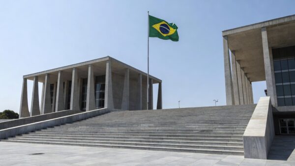 Fachada de fórum de justiça no Brasil simbolizando condenação de assassinos