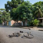 Rua de Porto Velho com bicicleta caída após acidente de trânsito