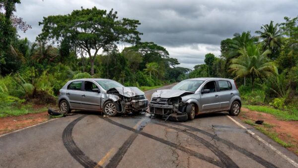 Colisão frontal em estrada de Vilhena, Rondônia, com veículos destruídos