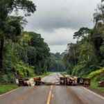 Rodovia BR-364 interditada em Cacoal com barricadas na Amazônia