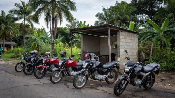 Ponto de apoio para motoboys em Porto Velho com motocicletas estacionadas