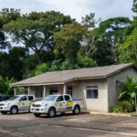 Unidade de segurança pública em Rondônia com viaturas e vegetação amazônica