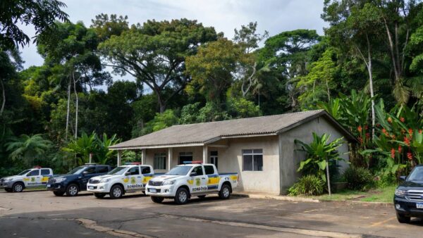 Unidade de segurança pública em Rondônia com viaturas e vegetação amazônica