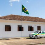 Tribunal de justiça em Porto Velho com viatura da PM de Rondônia
