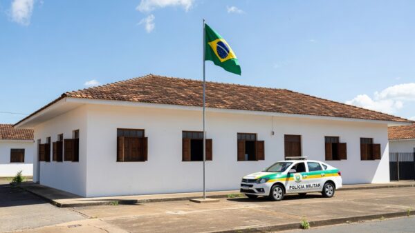 Tribunal de justiça em Porto Velho com viatura da PM de Rondônia