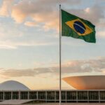 Congresso Nacional em Brasília com bandeira do Brasil ao pôr do sol