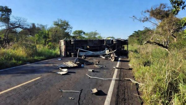 Caminhão da Prefeitura de Vilhena capotado na BR-364