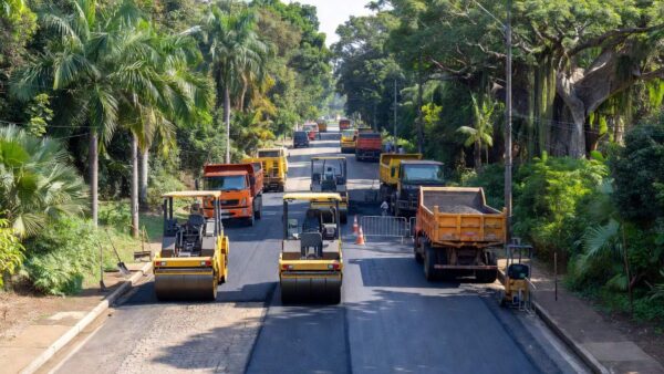 Obras de pavimentação na Avenida Copacabana em Cacoal, Rondônia