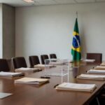 Sala de reuniões do Conselho Federal dos Técnicos Industriais com urna de votação