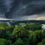 Chuva e nebulosidade avançando sobre a floresta no oeste de Rondônia