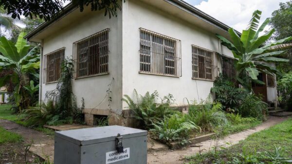 Fachada do Hospital de Espigão d'Oeste com medicamentos controlados