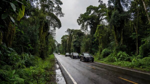 Rodovia BR-319 em Porto Velho com viaturas da PM após confronto