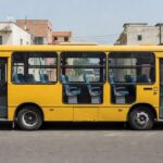 Ônibus municipal vazio em rua brasileira após tratamento contra câncer