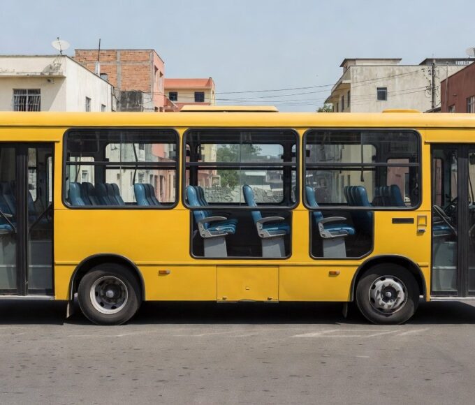 Ônibus municipal vazio em rua brasileira após tratamento contra câncer