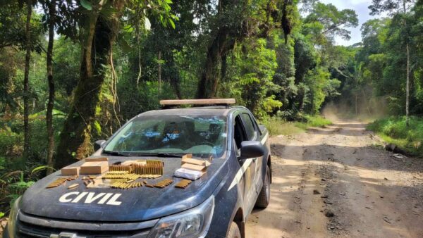 Viatura da Polícia Civil com munições apreendidas em Machadinho d’Oeste