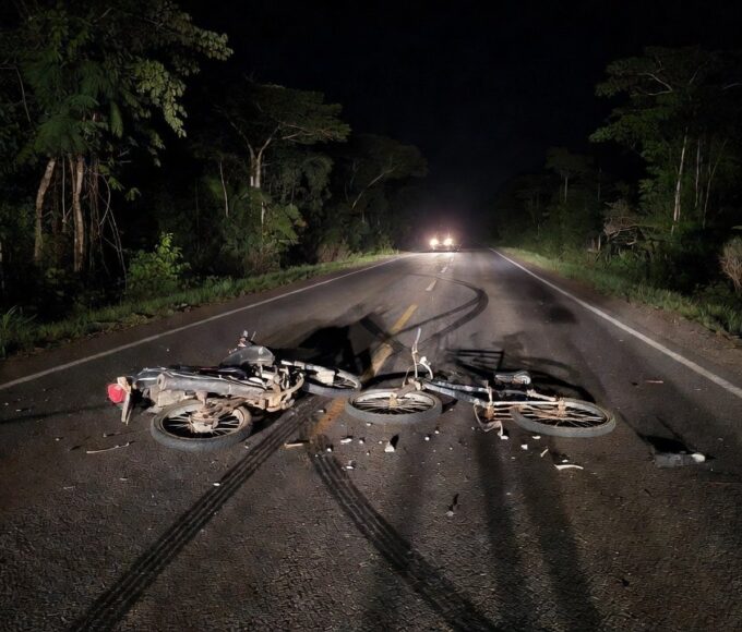 Acidente entre moto e bicicleta na BR-174 em Vilhena, Rondônia