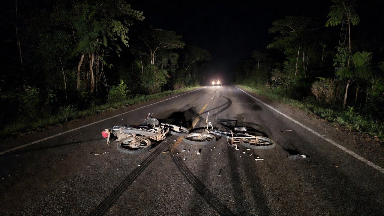 Acidente entre moto e bicicleta na BR-174 em Vilhena, Rondônia