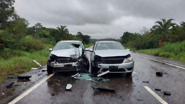 Colisão frontal de veículos na BR-364 em Vilhena, Rondônia