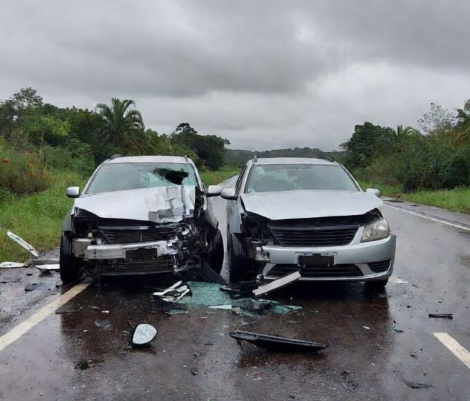 Colisão frontal de veículos na BR-364 em Vilhena, Rondônia