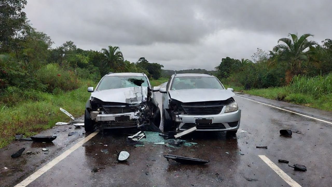 Colisão frontal de veículos na BR-364 em Vilhena, Rondônia