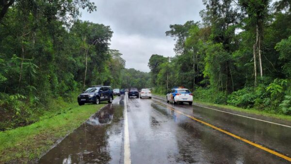 Viaturas da PM na BR-364 em Ariquemes após tiroteio