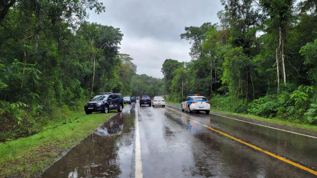 Viaturas da PM na BR-364 em Ariquemes após tiroteio