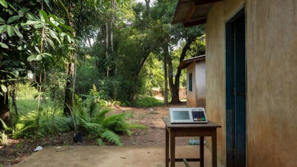 Urna eletrônica em escola rural na Zona da Mata de Rondônia