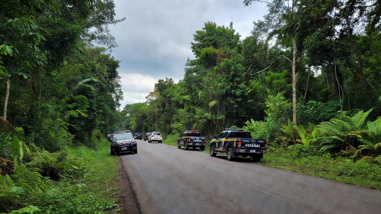 Viaturas policiais em operação contra rede de tráfico entre Guajará-Mirim e Porto Velho