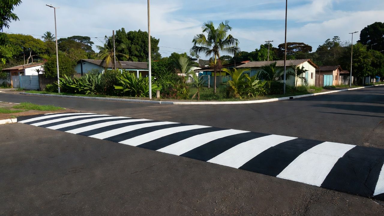 Pintura zebrada em lombada em rua de Porto Velho para aumentar visibilidade