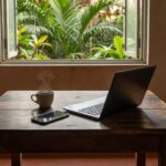 Smartphone e notebook representando extorsão digital e golpe do amor no Brasil