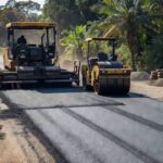 Máquinas em obra de recomposição asfáltica em rua de Vilhena