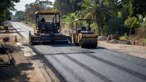 Máquinas em obra de recomposição asfáltica em rua de Vilhena