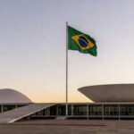 Fachada do Senado Federal em Brasília com bandeira do Brasil